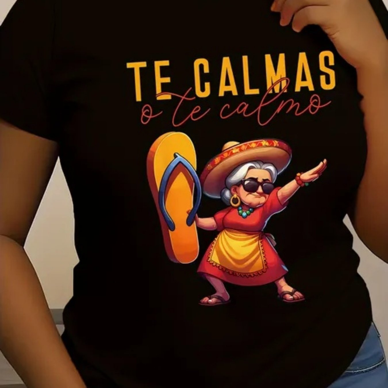 Camiseta Mujer " Te calmas o te Calmo" Abuela con chancla
