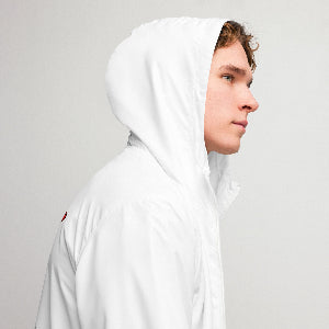 Cortavientos navideño Servi Go negro - frontal con capucha
