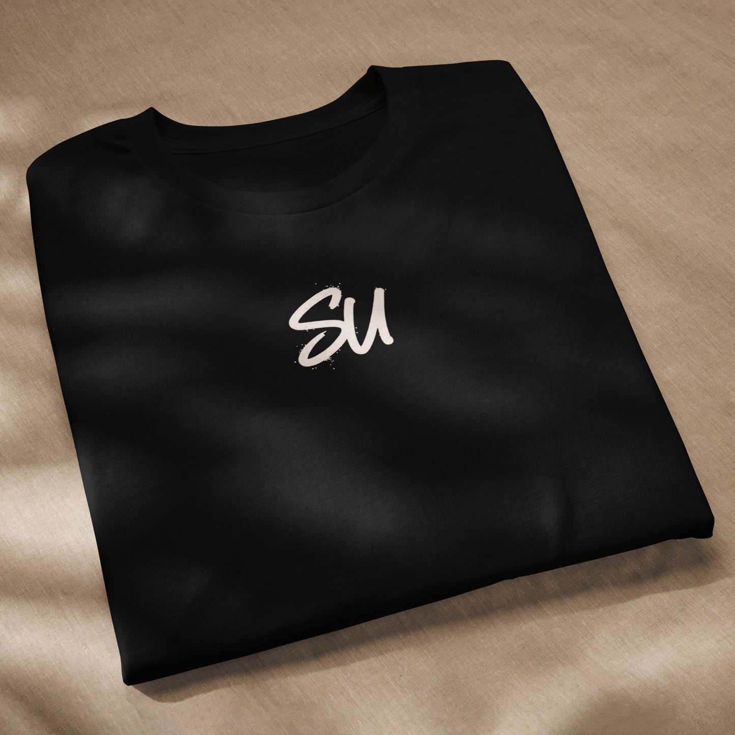 Modelo vistiendo camiseta premium eco Servi Urban, corte unisex moderno
