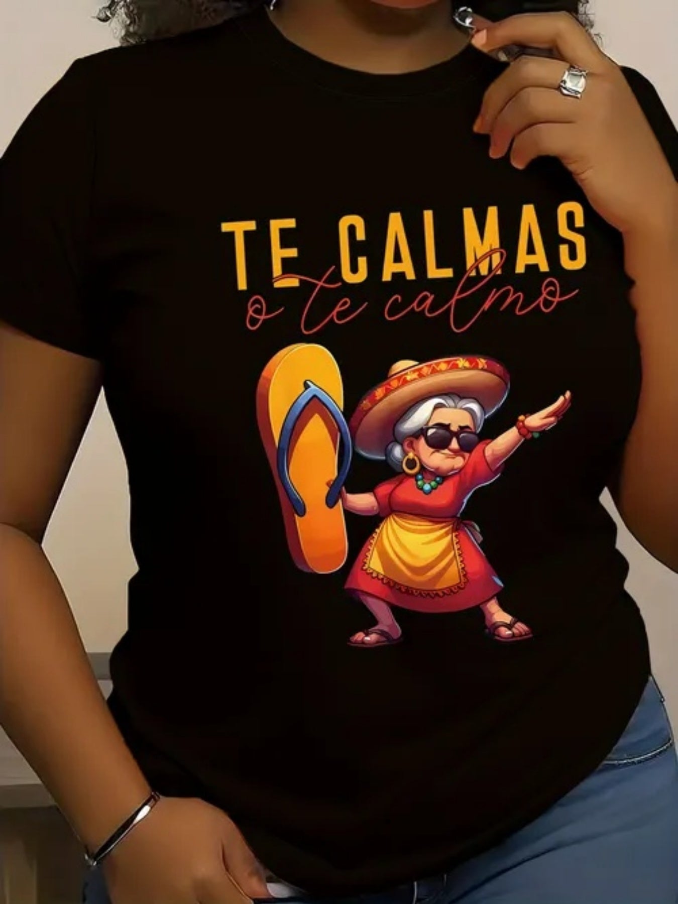 Camiseta Mujer " Te calmas o te Calmo" Abuela con chancla